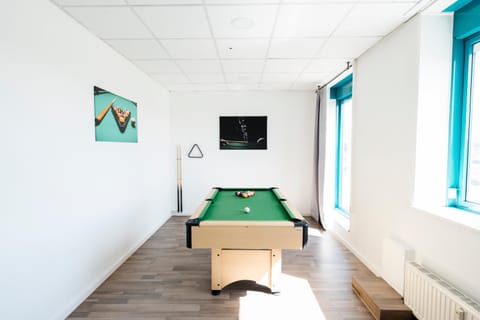 Billiard, Game Room