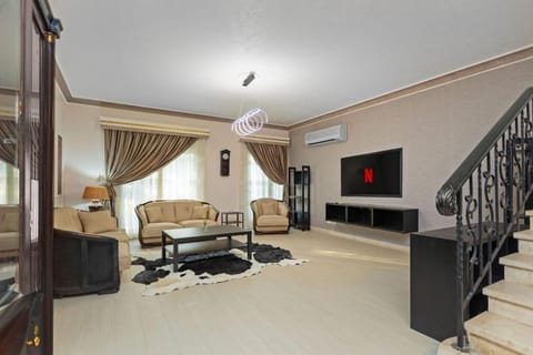 Communal lounge/ TV room, TV and multimedia, Living room, Seating area, Evening entertainment, air conditioner