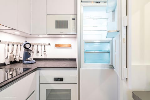 Kitchen or kitchenette, dishwasher, oven