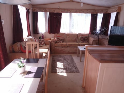 Cozy Camber Caravan 3 bedroom Retreat with decking House in Camber