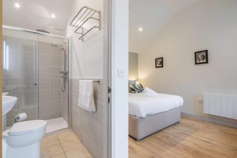 King Deluxe Ensuite with Courtyard View - Venn Inn in Cambridge