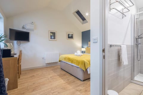 King Deluxe Ensuite with Courtyard View - Hawking Inn in Cambridge