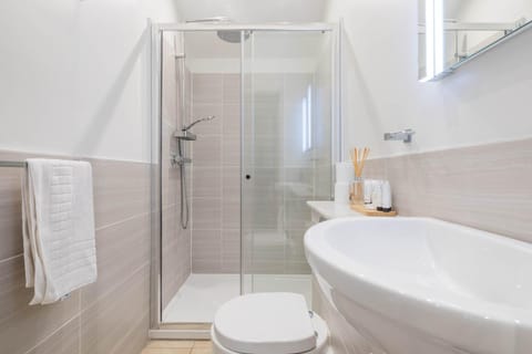 King Deluxe Ensuite with Courtyard View - Hawking Inn in Cambridge