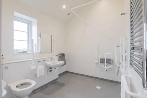 TWIN Deluxe Disabled Access and Wet Room with Courtyard View - Newton Inn in Cambridge