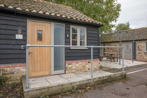 TWIN Deluxe Disabled Access and Wet Room with Courtyard View - Newton Inn in Cambridge