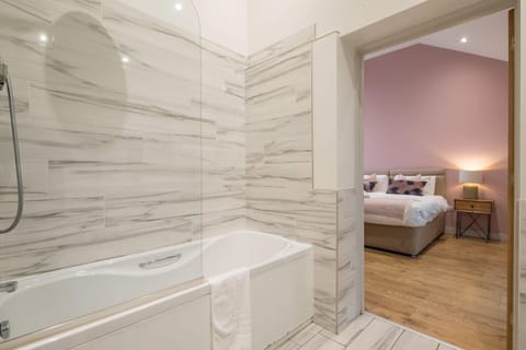 King Deluxe Ensuite with Shower-Bath and Courtyard View - Fawcett Inn in Cambridge