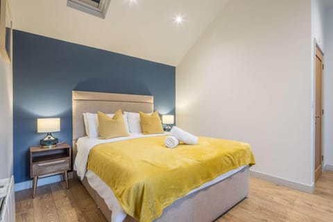 4 x Newly refurbished private access rooms with ensuites - restaurant on-site Chalet in Cambridge