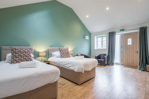 4 x Newly refurbished private access rooms with ensuites - restaurant on-site Chalet in Cambridge