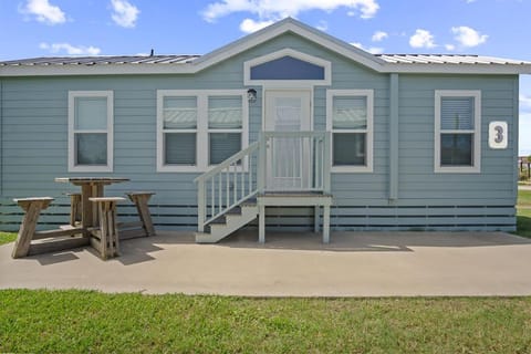 Tiny Home- Walk to the Ocean House in Bolivar Peninsula