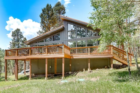 4 Mi to Angel Fire Resort Retreat with Hot Tub House in Angel Fire