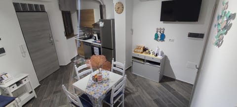 Kitchen or kitchenette, Food and drinks, Dining area, oven, stove