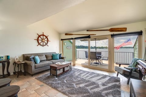 Lake Conroe Condo Balcony, Views and Pool Access! Appartement in Lake Conroe