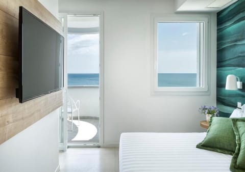 Photo of the whole room, Sea view