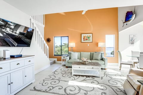 Bright Englewood Gem Rooftop Patio, Walk to Beach Apartment in Manasota Key