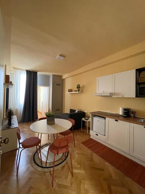 Kitchen or kitchenette, Dining area