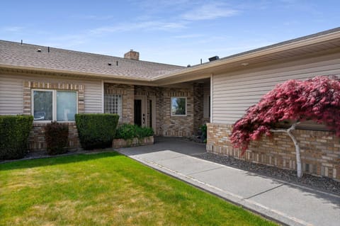 3BR On Golf Course Close to Wineries and Sports Fields House in Kennewick