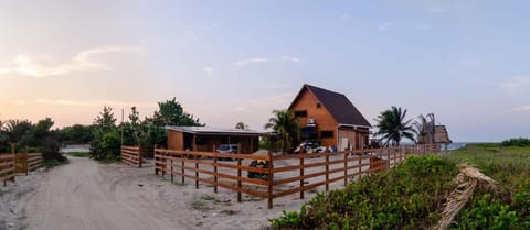 Ocean front and lagoon on the back Eco- house House in Atlántida Department