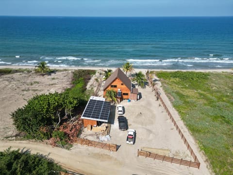 Ocean front and lagoon on the back Eco- house House in Atlántida Department