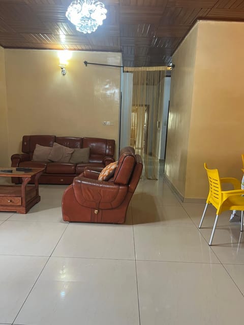 Appartement moderne de 120m2 , doté de caméras de surveying et situé à MAETUR NKOMO, un quartier résidentiel Apartment in Yaoundé