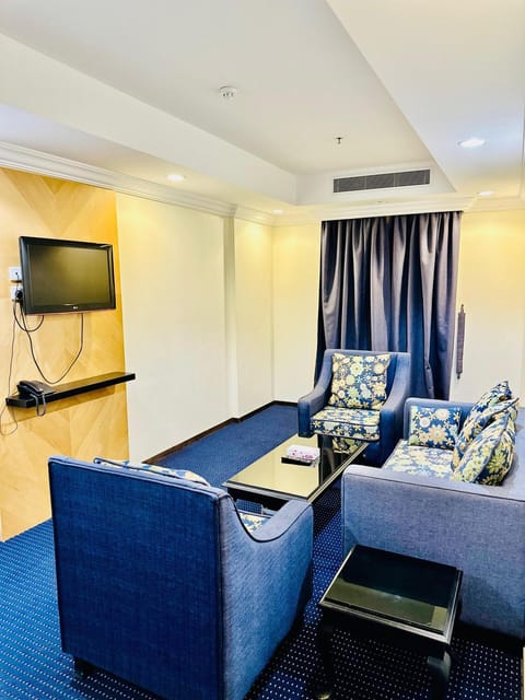 Communal lounge/ TV room, TV and multimedia, Living room, Photo of the whole room, Seating area, air conditioner