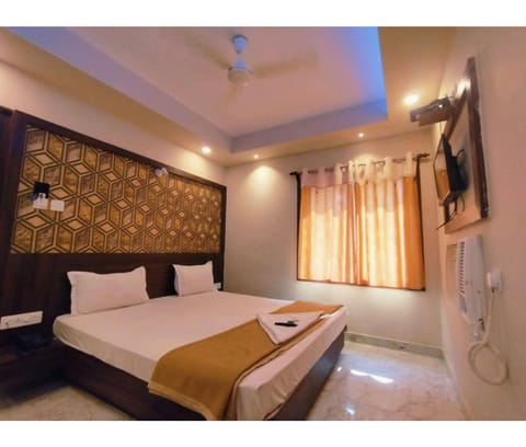 Bed, TV and multimedia, Photo of the whole room, Bedroom, towels, air conditioner