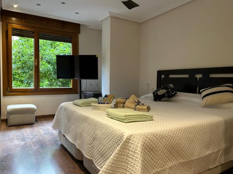 Bed, TV and multimedia, Bedroom