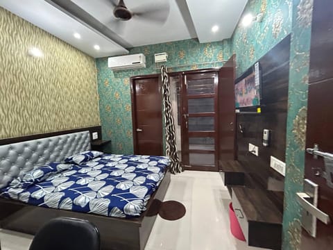 Bed, TV and multimedia, Bedroom