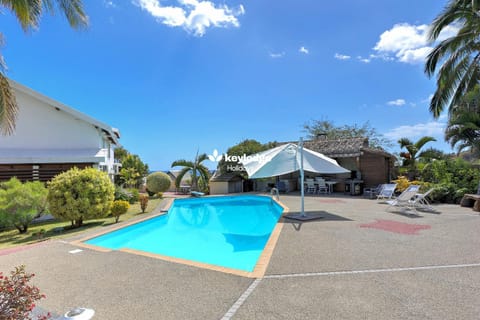 Patio, Swimming pool, sunbed, kitchen