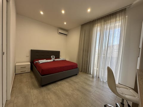 Bed, TV and multimedia, Photo of the whole room, Seating area, Bedroom, air conditioner