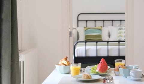 Bed, Coffee/tea facilities, Food and drinks, Photo of the whole room, Bedroom, Food, Breakfast, Continental breakfast, Drinks