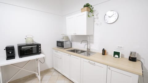 Coffee/tea facilities, Kitchen or kitchenette, minibar, oven, stove, toaster