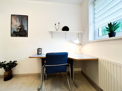 Walk to Park, Modern 2BD Kitchen! Balcony, Parking Apartment in Wroclaw