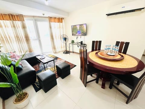 Communal lounge/ TV room, TV and multimedia, Living room, Dining area, air conditioner