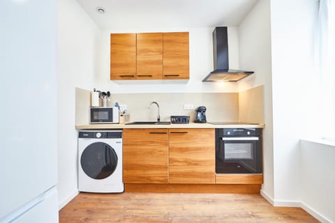 Kitchen or kitchenette, oven, stove