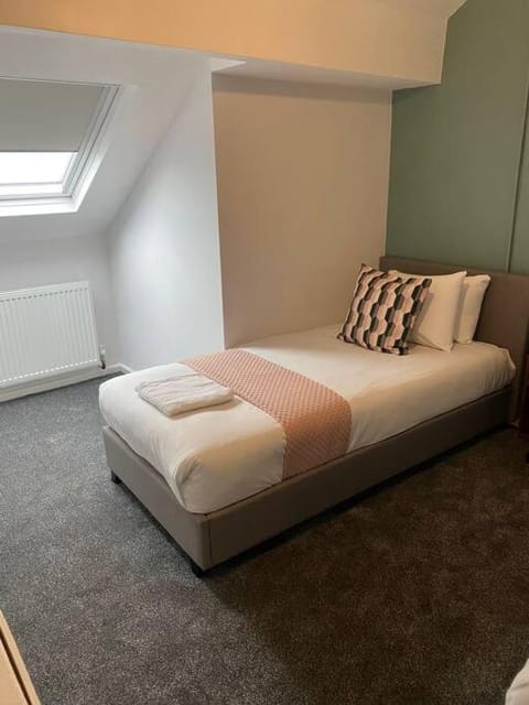 3-Bed House Near M1 & Meadowhall with Free WiFi Apartment in Rotherham