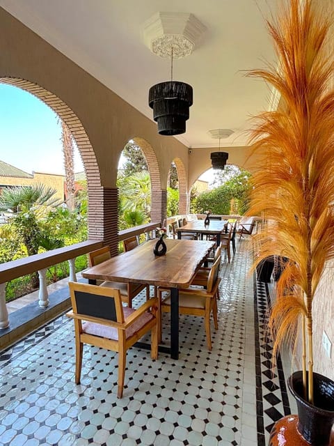 Patio, Day, Living room, Dining area