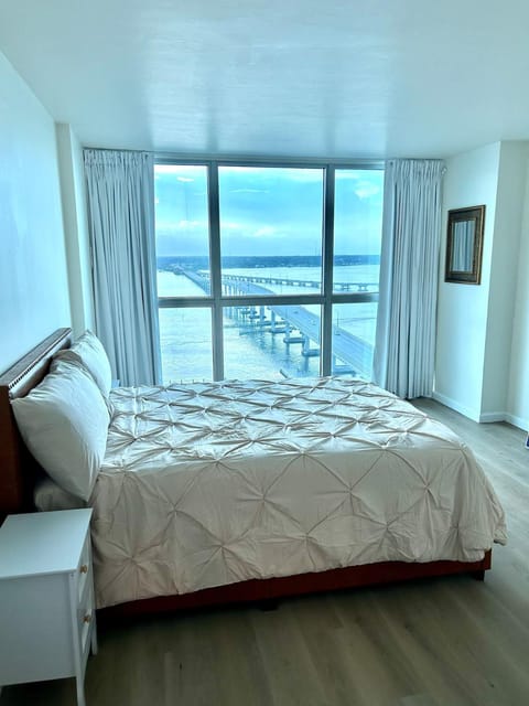 High-rise Waterfront Haven Apartment in Fort Myers