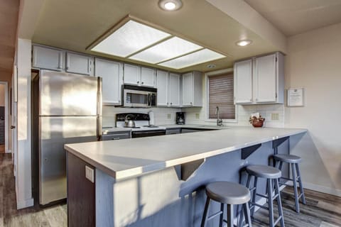 Kitchen or kitchenette, Dining area, oven, stove, toaster