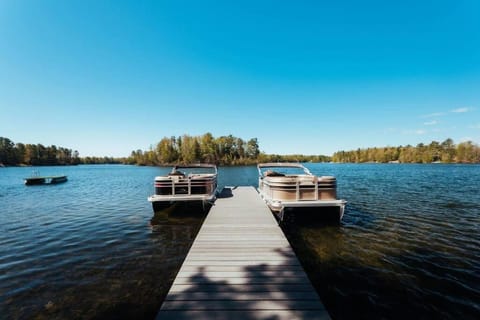 Spider Lake Resort with Pontoon Rentals & Sand Beach Casa in Spider Lake