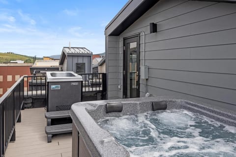 Roof Deck - MTN View - Hot Tub - Cold Plunge House in Silverthorne