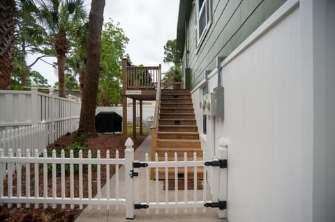 Newly Renovated Duplex, Upper Unit, 4th row from the beach House in Folly Field