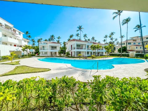 Garden, Garden view, Pool view, Swimming pool, sunbed