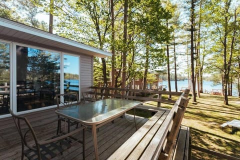 TC Lake Stay with Pontoon & SUP Rentals - Sleeps 6! Casa in Spider Lake