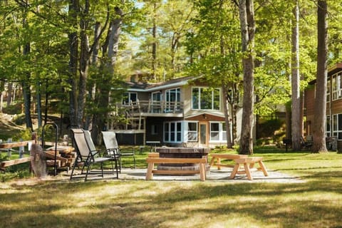 Lakefront Resort Retreat-Pontoon & SUP Rentals House in Spider Lake