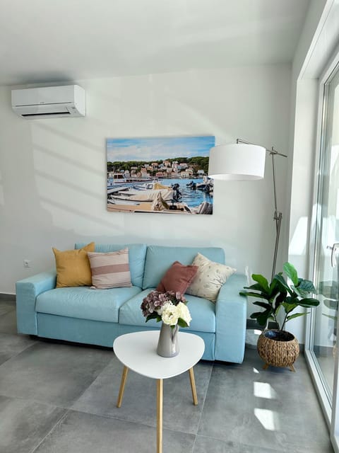 Living room, Seating area, air conditioner