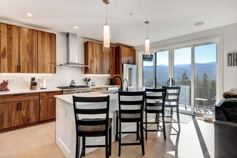 Natural landscape, Kitchen or kitchenette, Dining area, Mountain view, stove