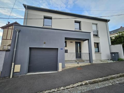 ROUEN DROITE MAISON INDIVIDUELLE 4 CHAMBRES et 1 GARAGE House in Rouen