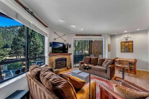 Palisades Condo - Walk to Ski Lift! House in Palisades Tahoe (Olympic Valley)