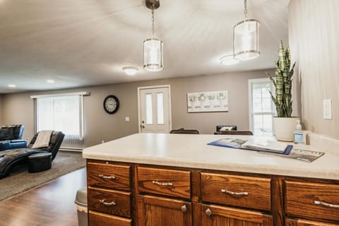 Indoor Hot-Tub! Spacious & Updated MQT Township Home! House in Marquette