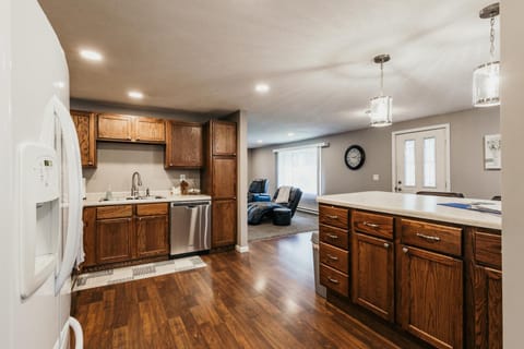 Indoor Hot-Tub! Spacious & Updated MQT Township Home! House in Marquette